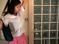 süß asiatisch teenager-exposes ihr sexy glatt körper