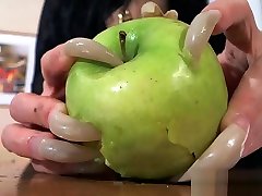 एक सेब लंबे नाखून scratching