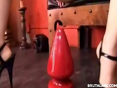 Келли Уэллс наполняет ее задницу с огромными дилдо