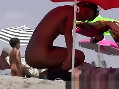 裸体海滩偷窥preys在热的妇女