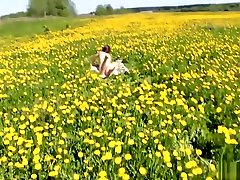 przypadkowy sex oralny od a obcy dziewczyna w the flower field