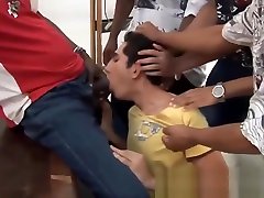 एक स्थानीय बालक taking bath punish 5 काले दोस्तों
