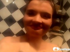 incredibile ragazza busty si masturba nella doccia
