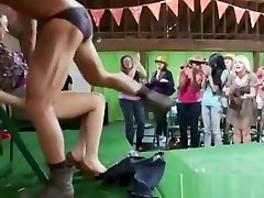 kobiety organizują imprezę wieczór panieński w stodole z męskim striptease