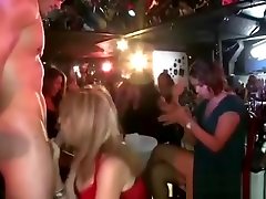 una bionda dilettante succhia una spogliarellista del nude filporn alla festa del cfnm