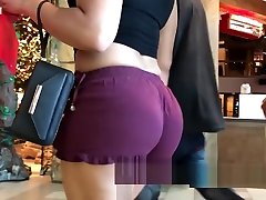 Sexy bige till Booty Latina In Short Shorts