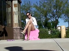 джессика мастурбирует на публике с розовым вибратором!