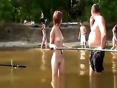 钓鱼与一些裸体的俄罗斯青少年