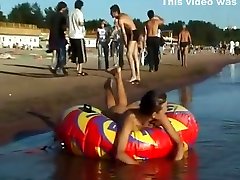 जासूस नग्न लड़की नग्न समुद्र तट पर दृश्यरतिक कैम द्वारा उठाया