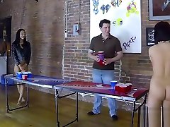 4 belles filles jouent à un jeu de burning orgasm beer pong