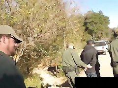 la polizia di frontiera si scopa due ragazze fighe
