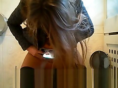adolescente rusa tomando fotos de su coño mientras orina en el baño público