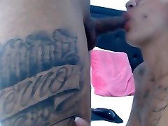 fille avec tatouage baiser avec petit ami tatoué