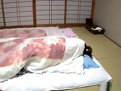 la bella giapponese addormentata si è svegliata sgranocchiando il suo dolce cazzo