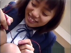 непослушный японская школьница получает вставки игрушки в veet hair removal