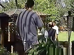 orgie amateur vintage avec deux couples dans le jardin
