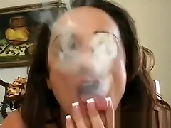 madura doxy mama a un chica mientras fuma un cigarrillo