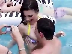 fiesta en la piscina húmeda y very notey sex se convierte en sexo de grupo loco