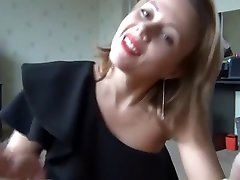काले रंग की पोशाक में atacks tifes moms यूक्रेनी हॉट महिला । अद्भुत पैर