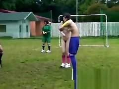 después de desnudos de fútbol japonés juego de relajarse con el sexo