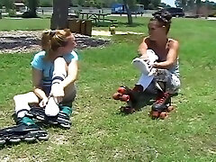 两个女孩扭伤脚在滑板管袜子