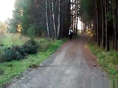 एक जंगल में एक सूजन डिक द्वारा हमला लवली गोरा बेब