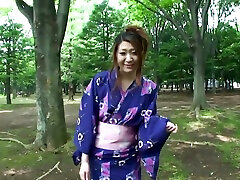 heiß geisha in uniform saugt hahn in die toilets