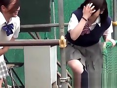 Naughty asian kleine mdchen schoolgirls pissing in secret public place