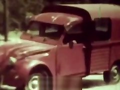 男人看着几个S热他妈的在一辆车1970年代复古