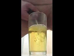 filling up a glass with morning pee