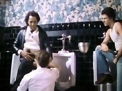 经典的鞍七十年代色情男人的浴室