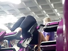 candid ass & dekolleté-gym girl beugte sich in strumpfhosen