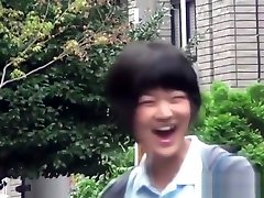 asiatisch teenageralter gefangen peeing