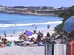 Milf nackt heimlich gefilmt am Strand von Malllorca