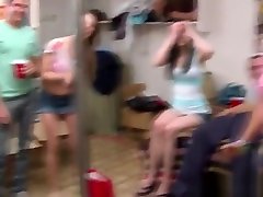 College teen pussylicking in dorm before bj