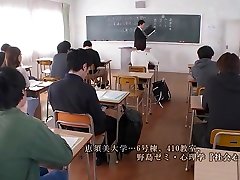 yuya mikami, studentessa universitaria combattuta