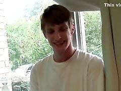 Twink cums on handjobs with mom ass