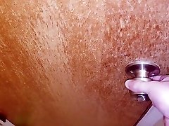 uomo si intrufola in bagno per registrare bbw teen bating nella doccia!!! versione completa su xvideos red!