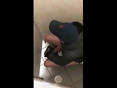 spy toilette rucken mann