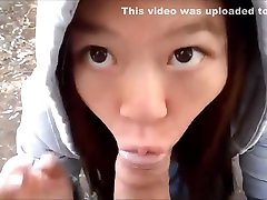 muñeca asiática chupando polla al orgasmo