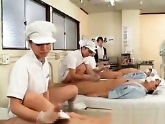 une japonaise qui soccupe bien de la bite dun patient
