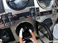 laundromat quickie con gallardona negra forastera