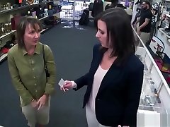 femme bouleversée blows & bangs propriétaire de boutique cock pour le soulagement sexuel