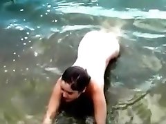 belle fille nage sexy dans le lac