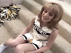seksowna cheerleaderka sprawia, że dostaje gimnastyczne na twardy kutas