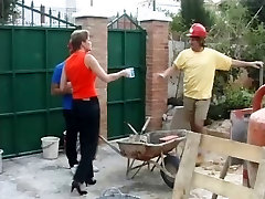 Deux travailleurs de la construction de la baise, un anglais de femme au foyer