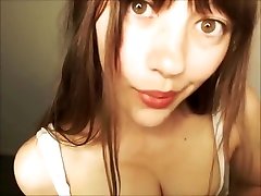 惊人的女孩性感脱衣舞与大胸部-yourpornvideos