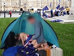 brexit-английский подросток трахается перед британским парламентом