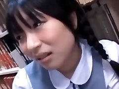 asiatisch schülerin schlucken ein groß last von frisch cum