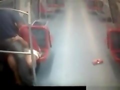 pareja atrapada teniendo sexo en el metro